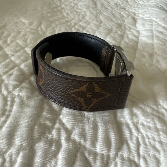 Louis Vuitton bracelet! Silver monogram with the classic monogram leather band. - Picture 3 of 5